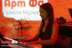 Опущенные глаза и лёгкая улыбка над клавишами – Отчетный концерт, июль 2022