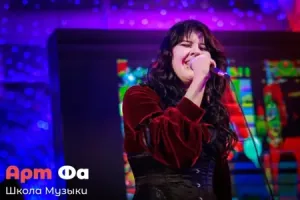 Поёт с закрытыми глазами, микрофон у самых губ – Новогодний концерт, декабрь 2023